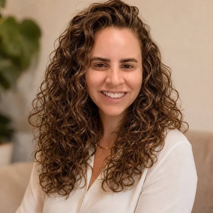 ורד פליישר, מחברת הספר ורד בין השורות